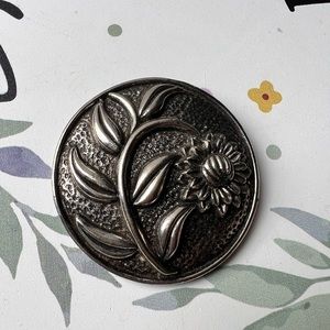 Beautiful vintage silver sunflower 🌻 pin
